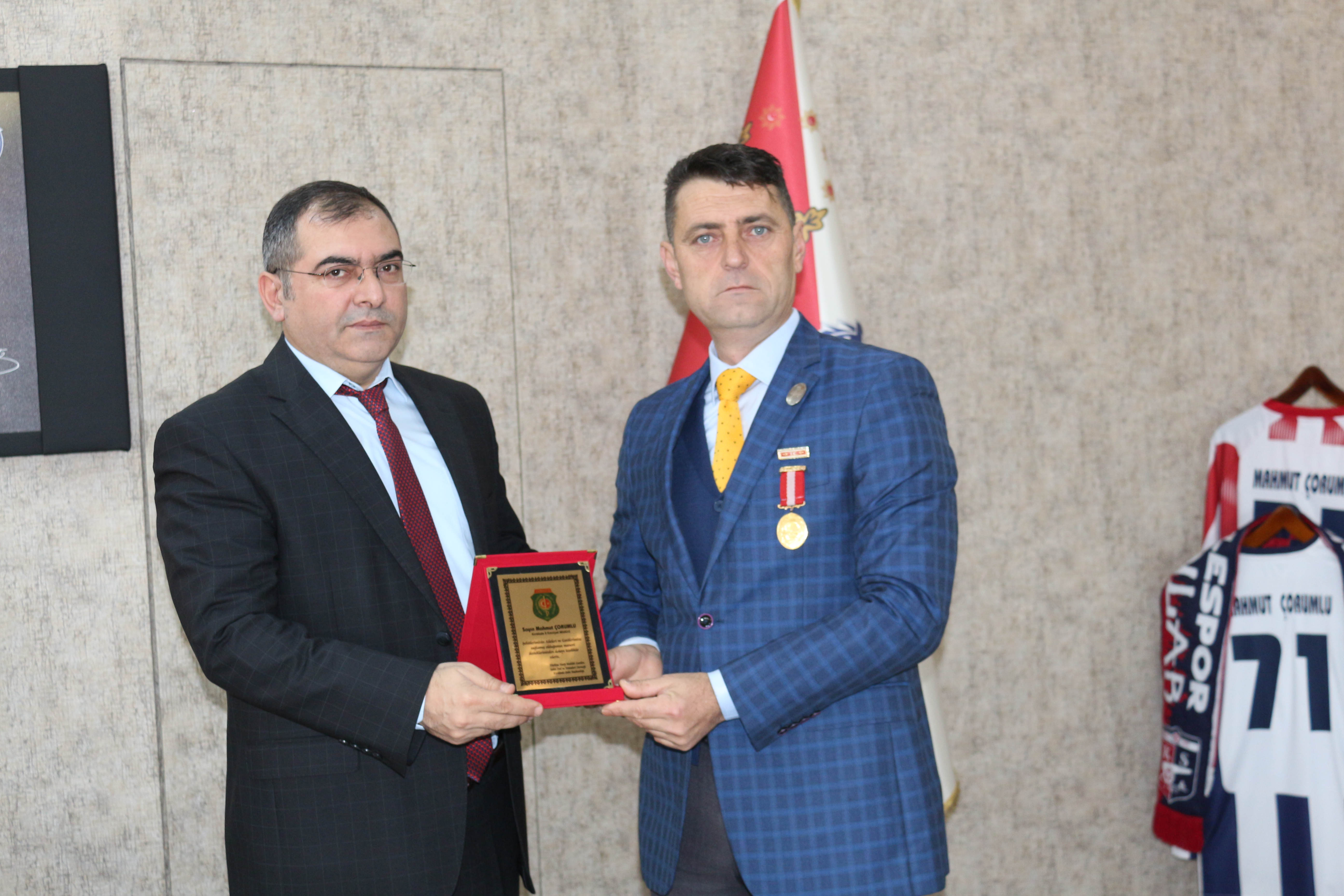 ÖCAL’DAN EMNİYET MÜDÜRÜ ÇORUMLU’YA PLAKET 