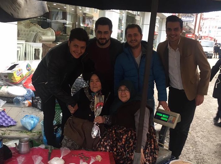 İYİ Parti Pazar’da Kadınlara Karanfil Dağıttı