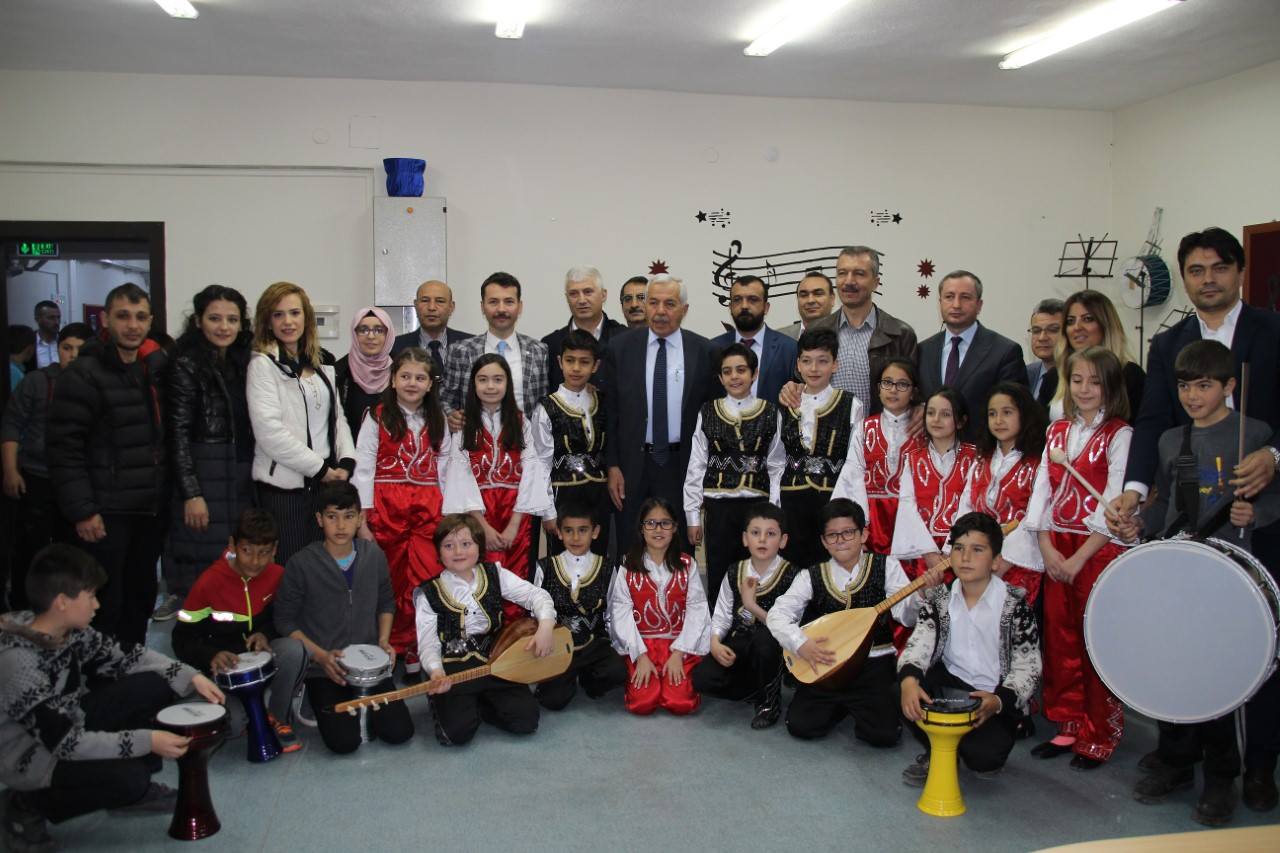 Final Okulları Kütüphane Hediye Etti