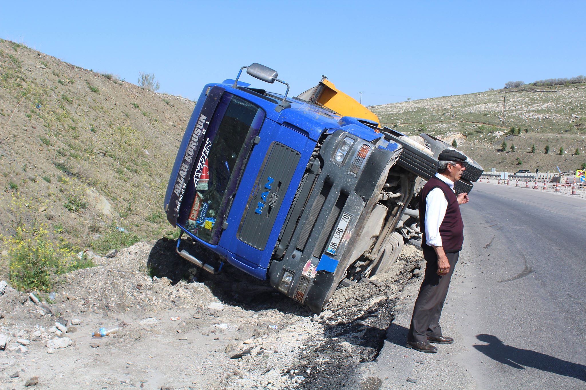 Mıcır Yüklü Tır Yan Yattı