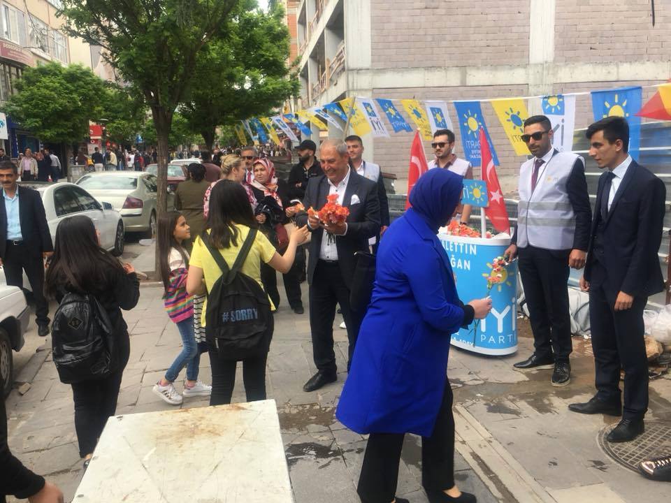 Akdoğan Annelere Karanfil Verdi