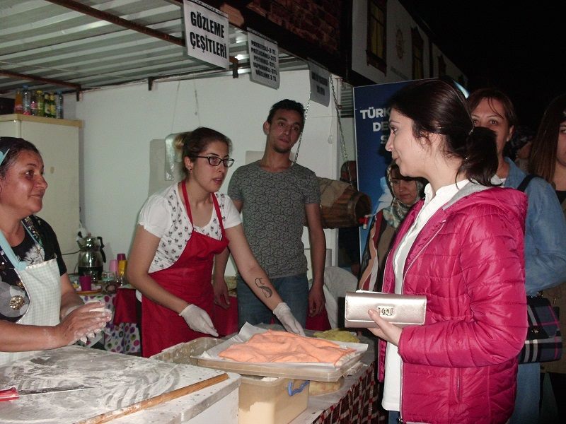 Ak Kadınlar Ramazan Sokağı Esnafını Gezdi