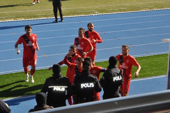 Galibiyeti Polislere Armağan Etti