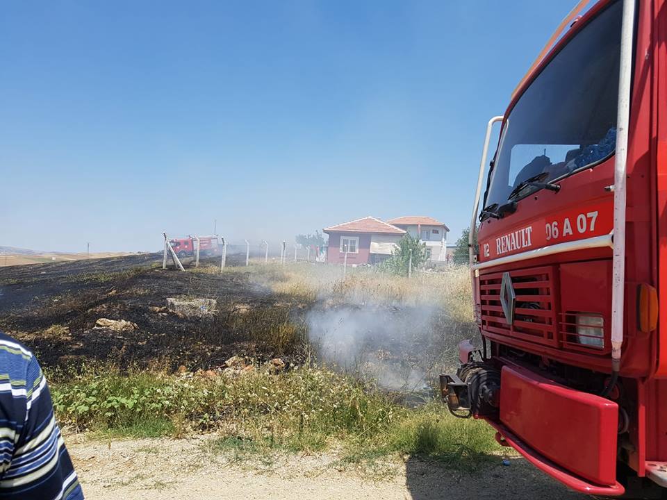 Ahılı’da Tarlalarda Anız Yangını Çıktı