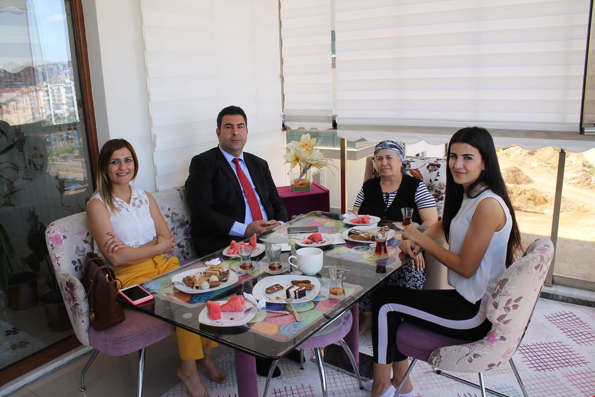 Kaymakam Yılmaz Şehit Eşini Ziyaret Etti