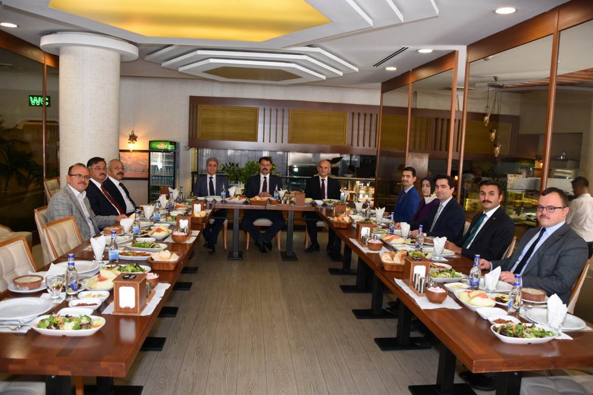 Vali Haktankaçmaz’dan Tayini Çıkan Kaymakamlara Veda Yemeği
