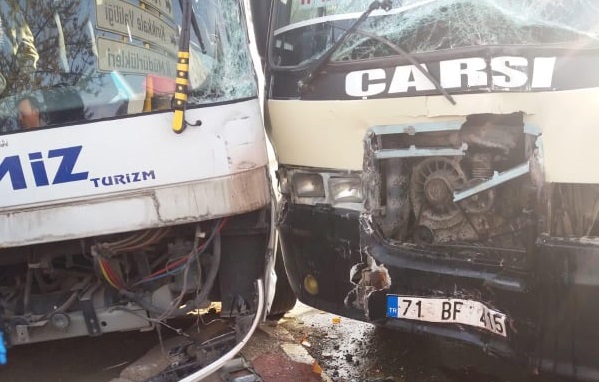 Eski Rektörlük Kavşağında Minibüs İle Servis Aracı Çarpıştı