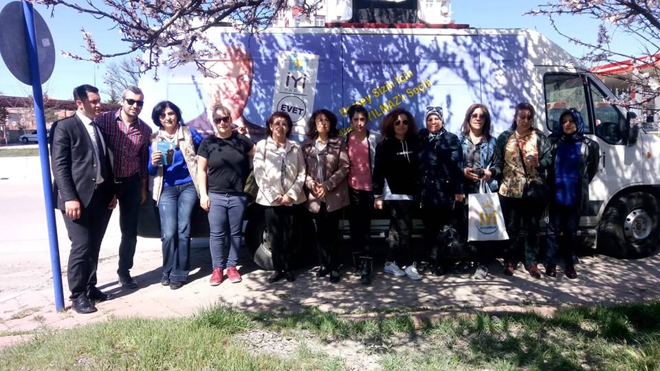 İyi Partili Kadınlar Kapı Kapı Geziyor