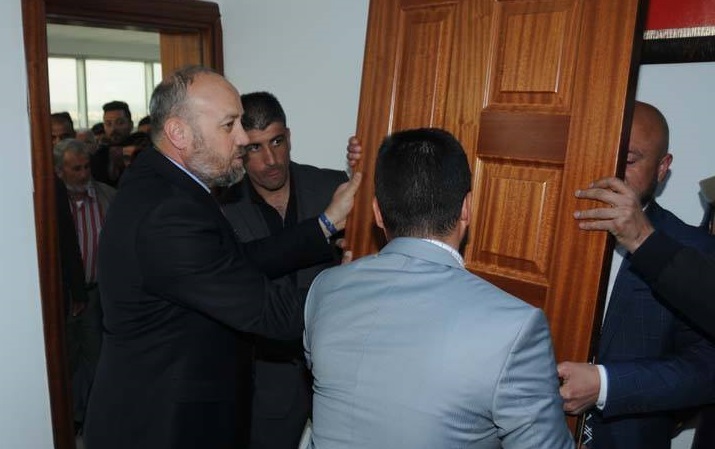 Tekin Makam Kapısını Elleriyle Söktü