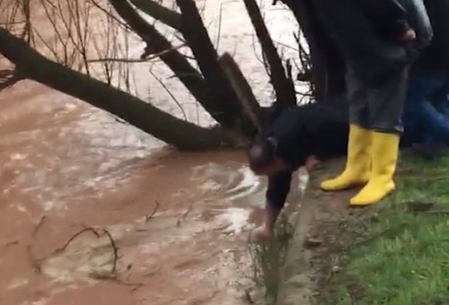 Elleriyle Balık Tuttular ”Video Haber”