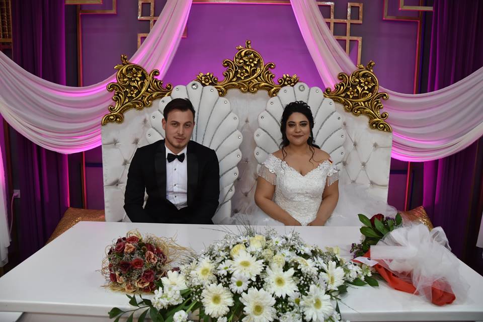Yetiştirme Yurdundaki Çocukluk Aşkı İle Evlendi