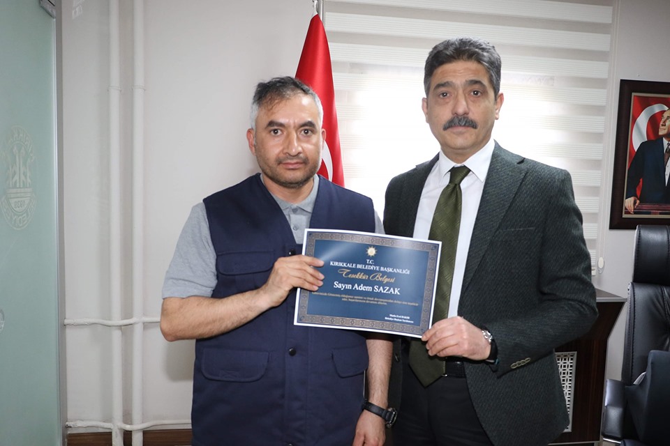 Temizlik Yaparken Bulduğu Bileziği Sahibine Teslim Etti