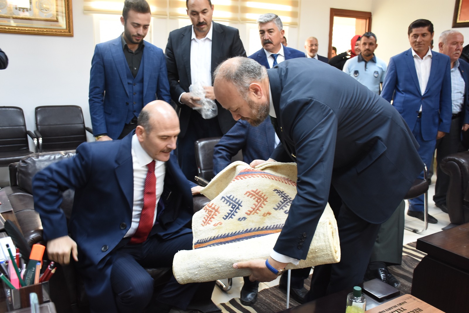 Bakan Soylu’ya Kilim Hediye Etti