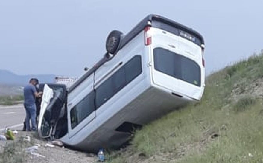 Kırıkkale’de Minibüs Kontrolden Çıkıp Devrildi 8 Yaralı