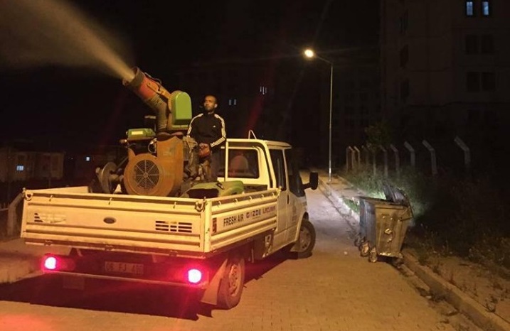 Belediye ekipleri ilaçlama yapıyor