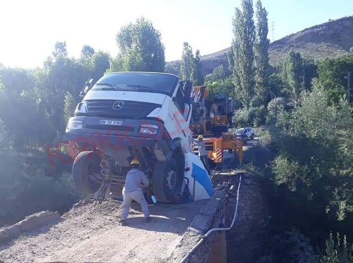 Beton mikseri köprüyü çökertti