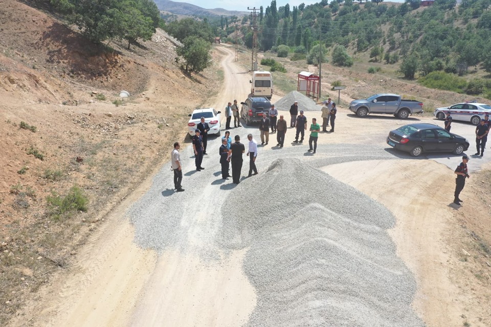 Köy Yollarında Asfalt Çalışmaları Sürüyor