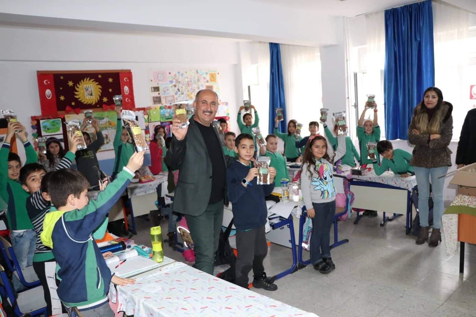 Türkyılmaz’dan sokak hayvanlarına mama hediyesi