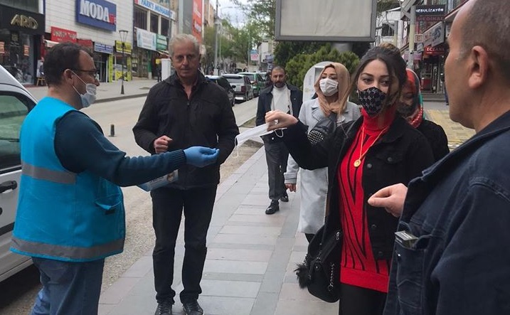 Muhtarlar Evlere Maske Dağıtacak
