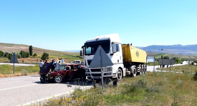 Kırıkkale’de Kamyon Otomobil İle Çarpıştı 1 Yaralı