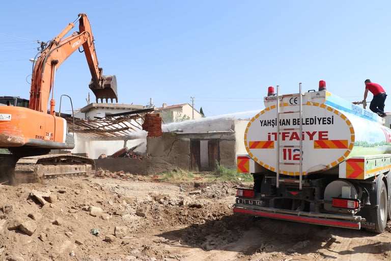 Yahşihan’da Metruk Binalar Yıkılıyor