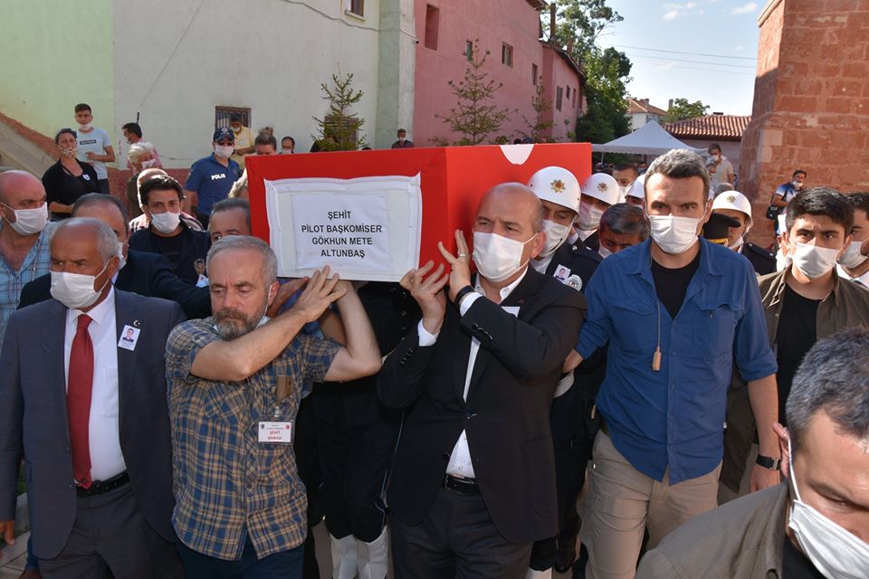 İçişleri Bakanı Soylu Şehit Babası İle Tabutu Beraber Omuzladı