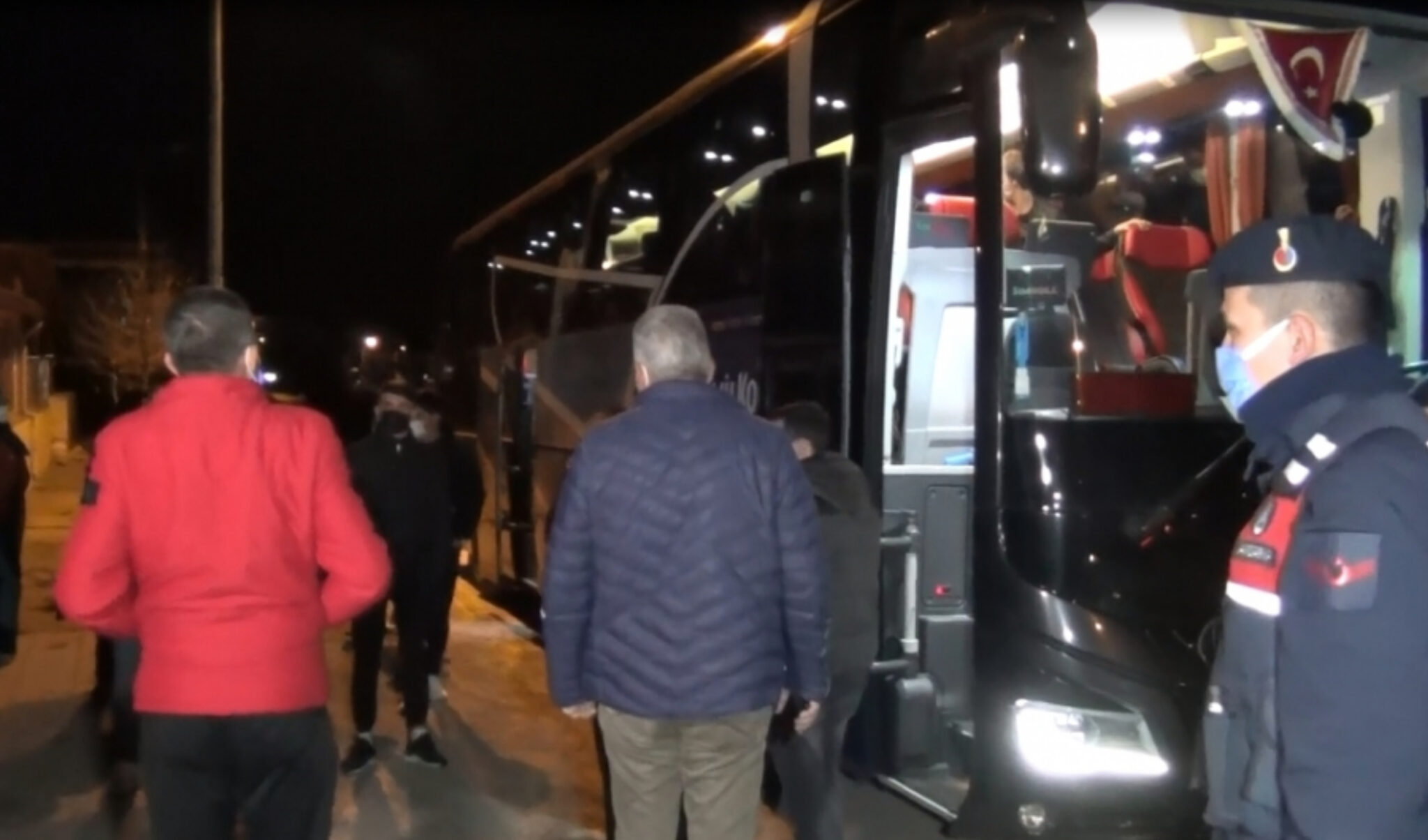 İki yolcu pozitif çıktı, tüm otobüs karantinaya alındı