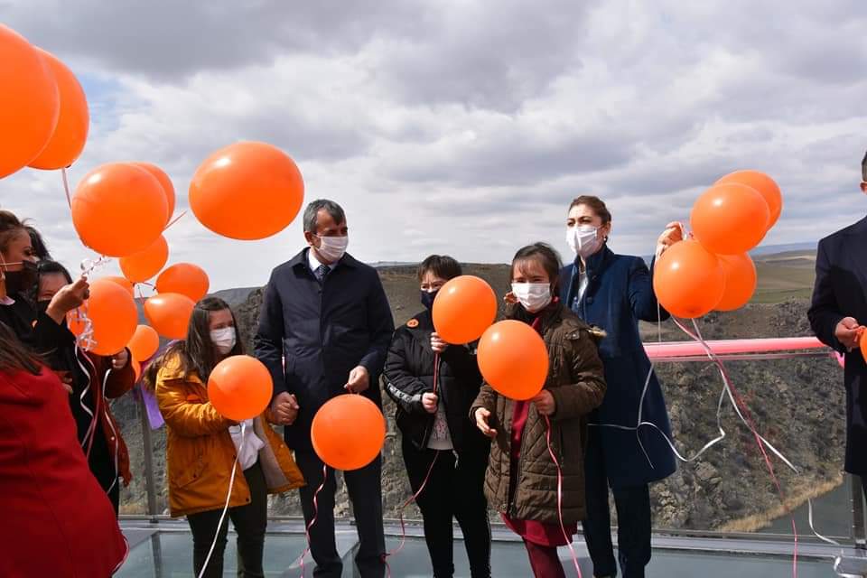 Down Sendromlu Çocuklar Çeşnigir’de Balon Uçurdu