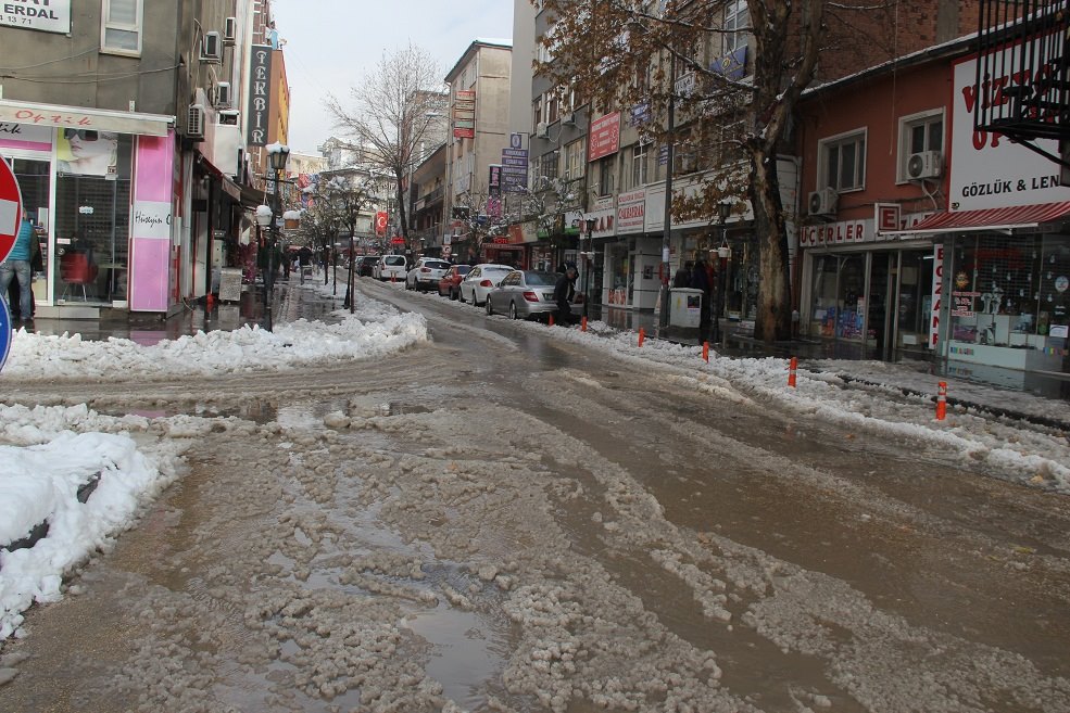 KAR YAĞDI YOLLAR ÇAMUR SUYUNA DÖNDÜ