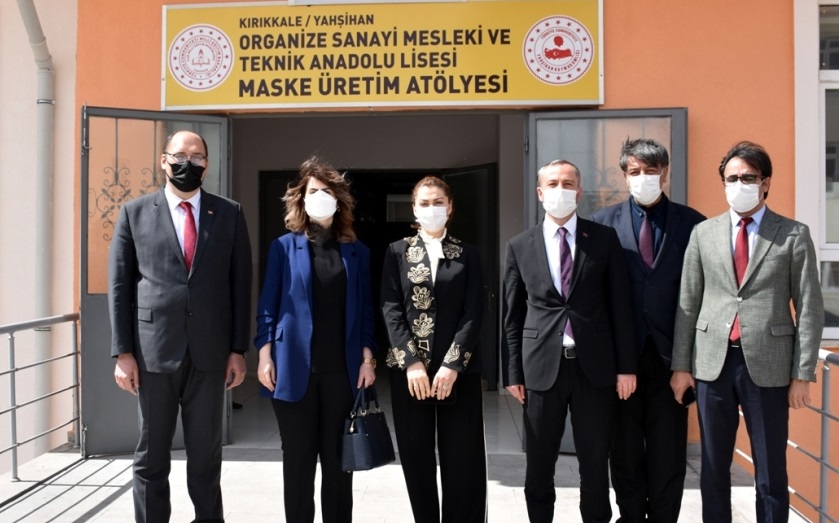 Vali Yunus Sezer’in eşi Canan Sezer maske atölyesini ziyaret etti