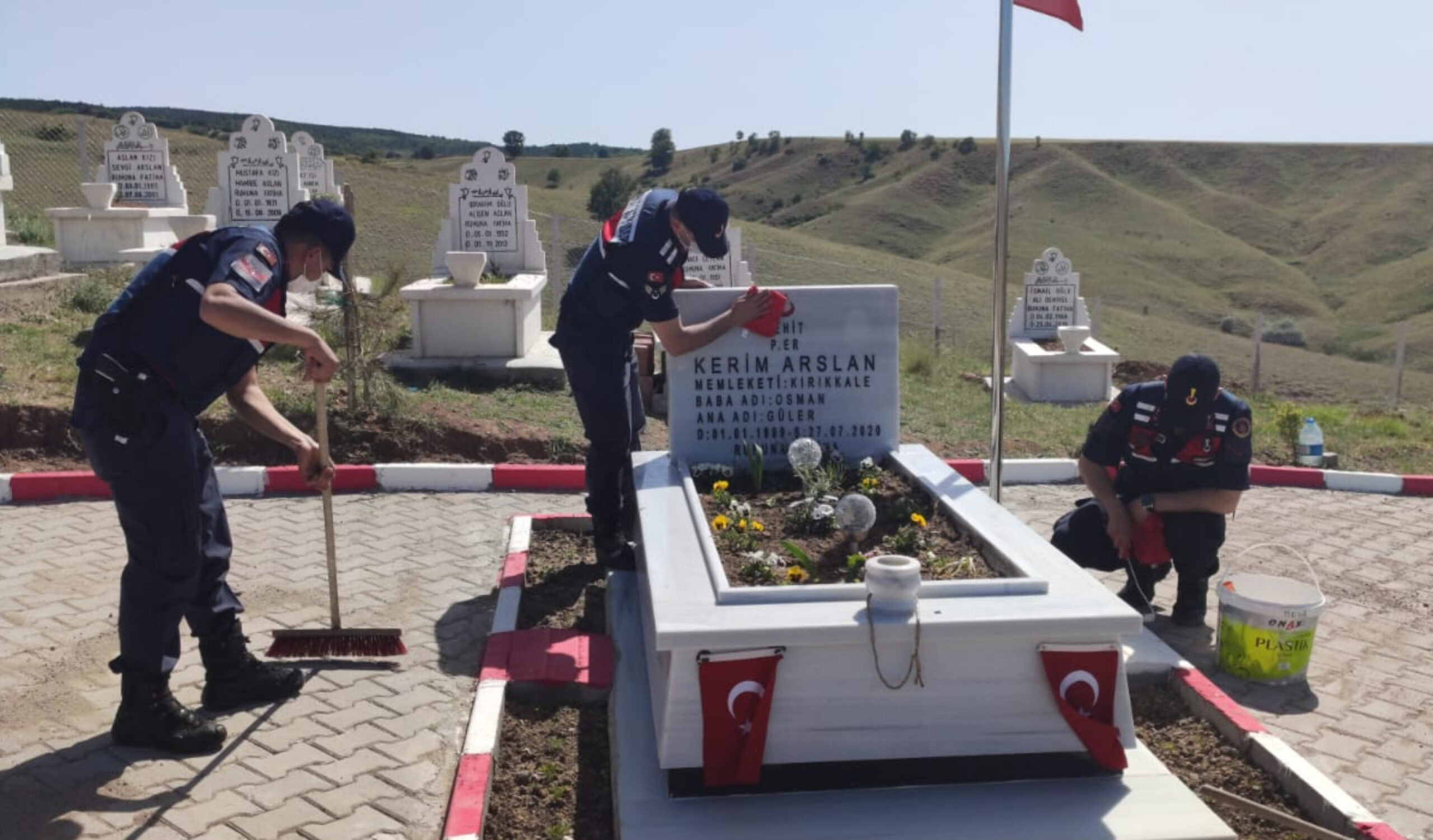 Jandarma şehit mezarlarının bakımını yaptı