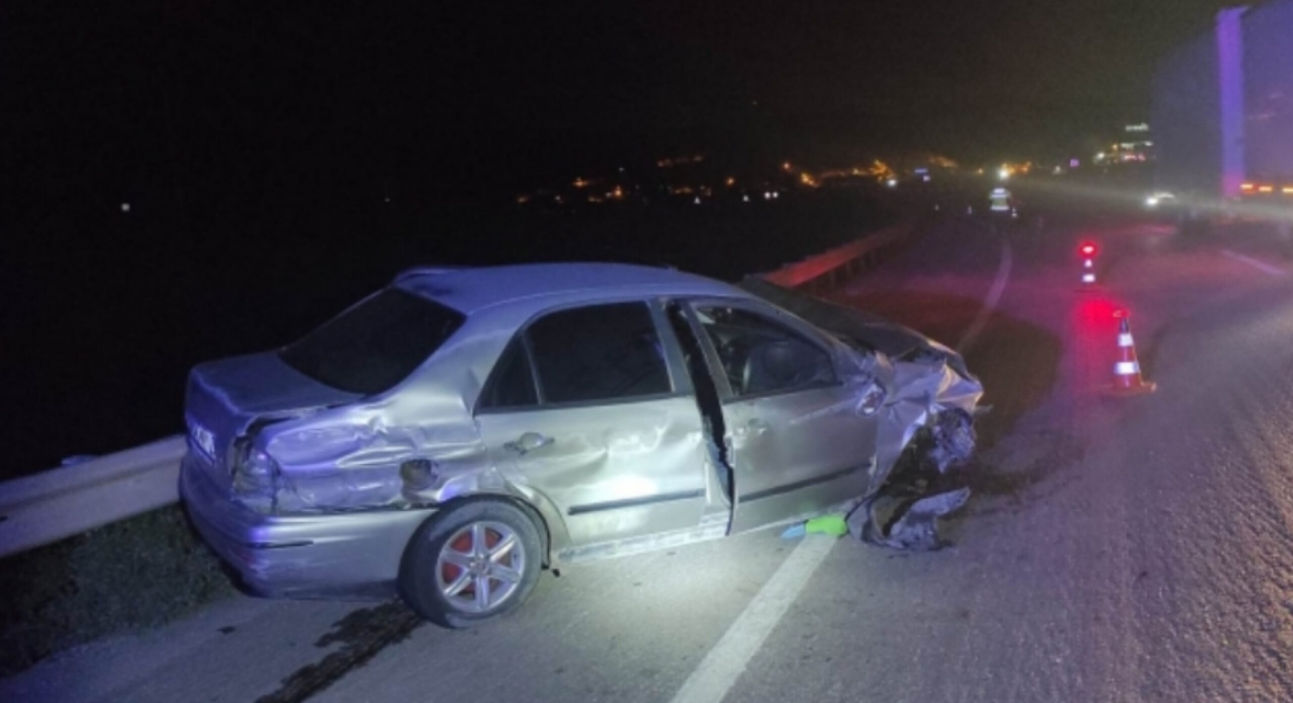 Kırıkkale’de bariyerlere çarpan otomobilde 2 kişi yaralandı