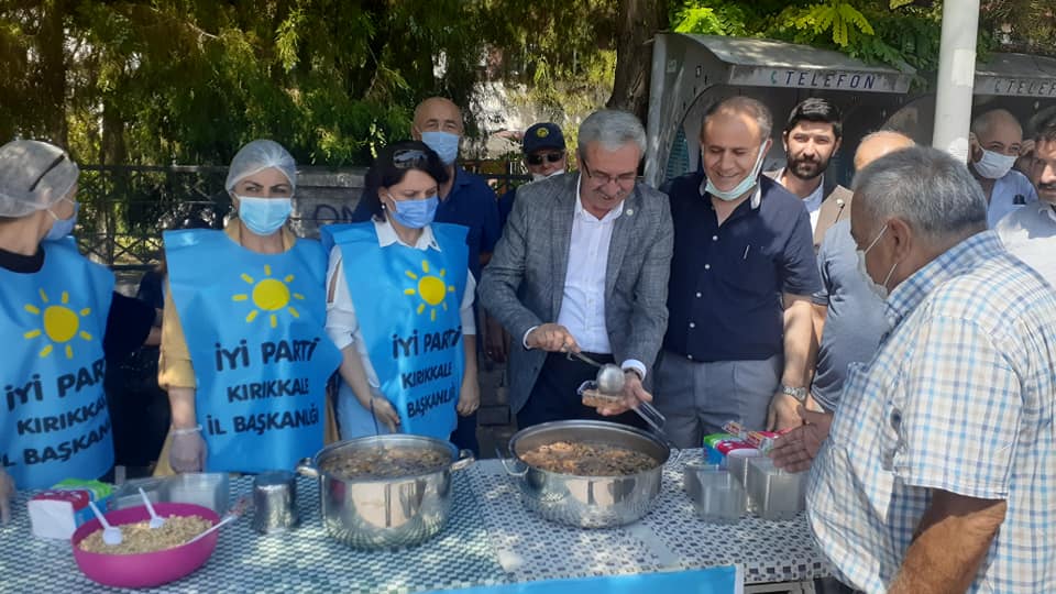 İyi Parti Esnaf ve Vatandaşa Aşure Dağıttı