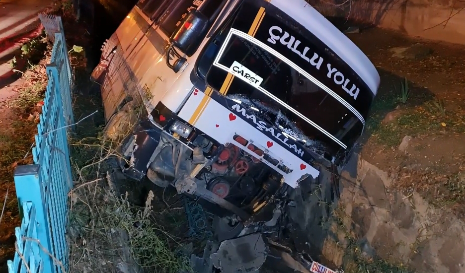 Kırıkkale’de minibüs dereye devrildi