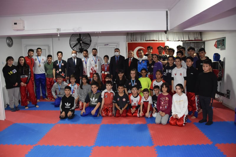 Emniyet Müdürü Bulut Kickbokscuları Ödüllendirdi