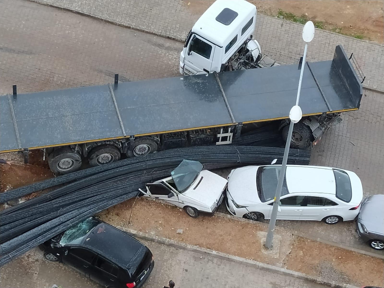 Tır üzerindeki demirler park halindeki araçların üzerine devrildi