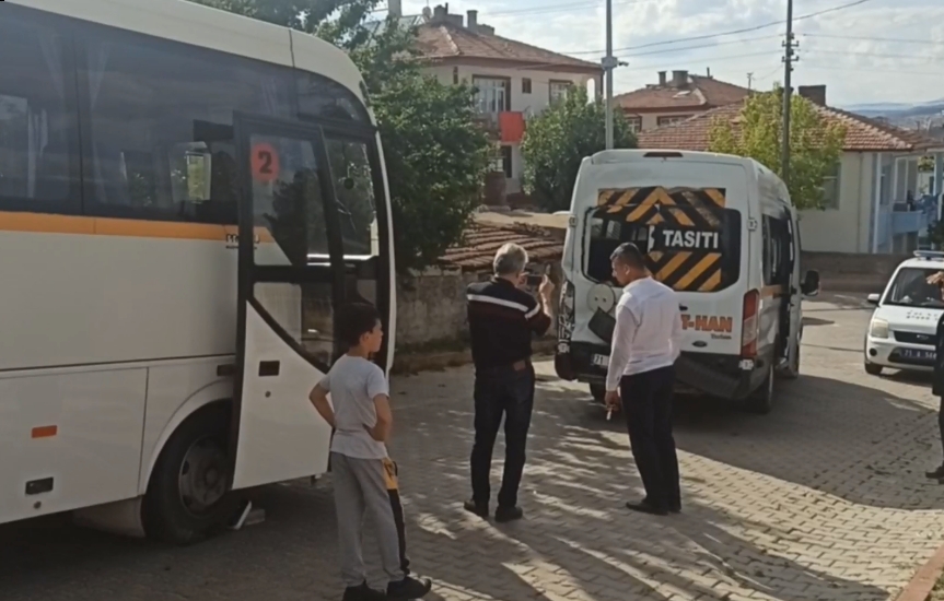 Servis midibüsü öğrencilere çarptı 4 yaralı