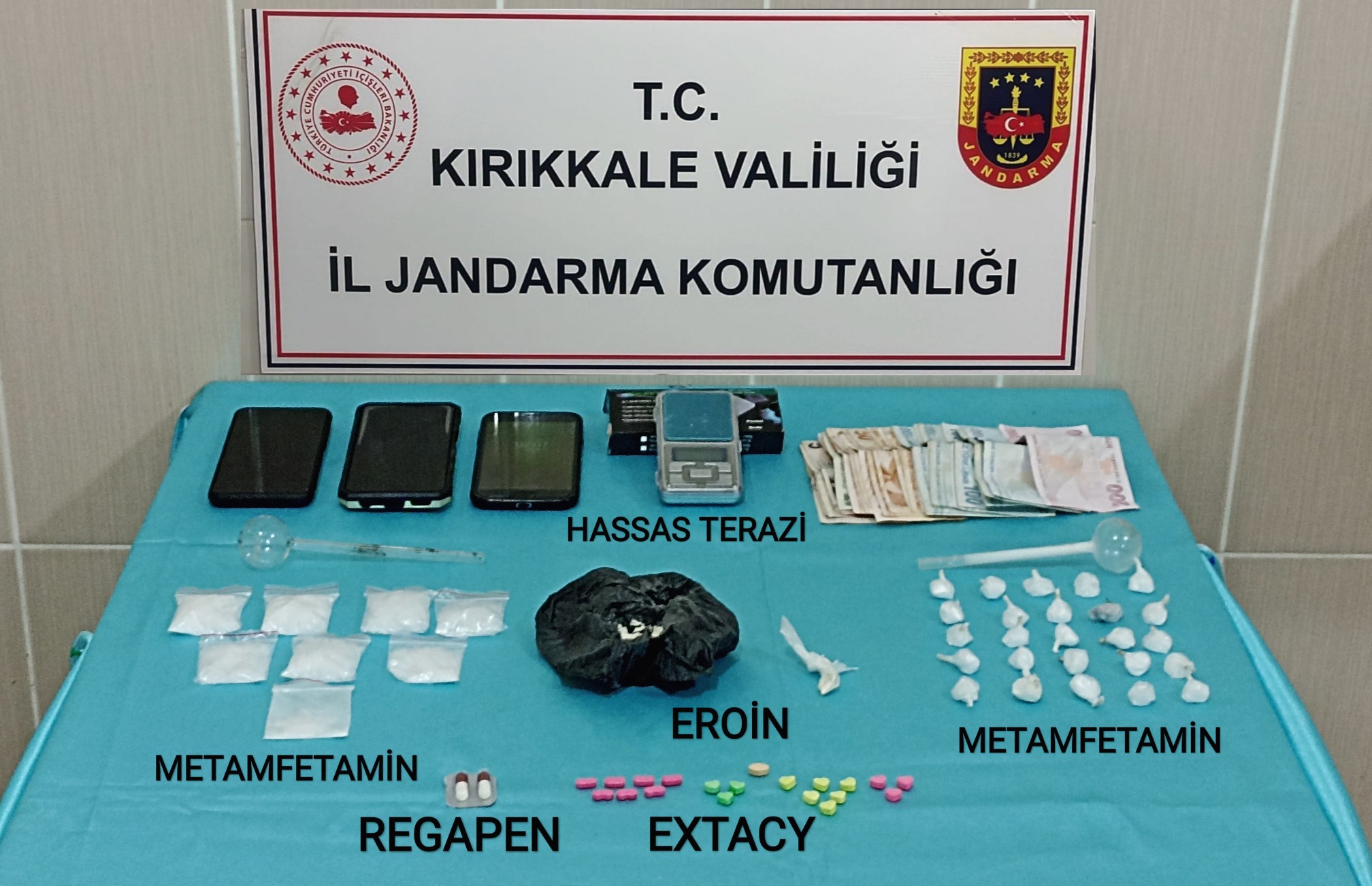 Uyuşturucu tacirleri jandarmadan kaçamadılar