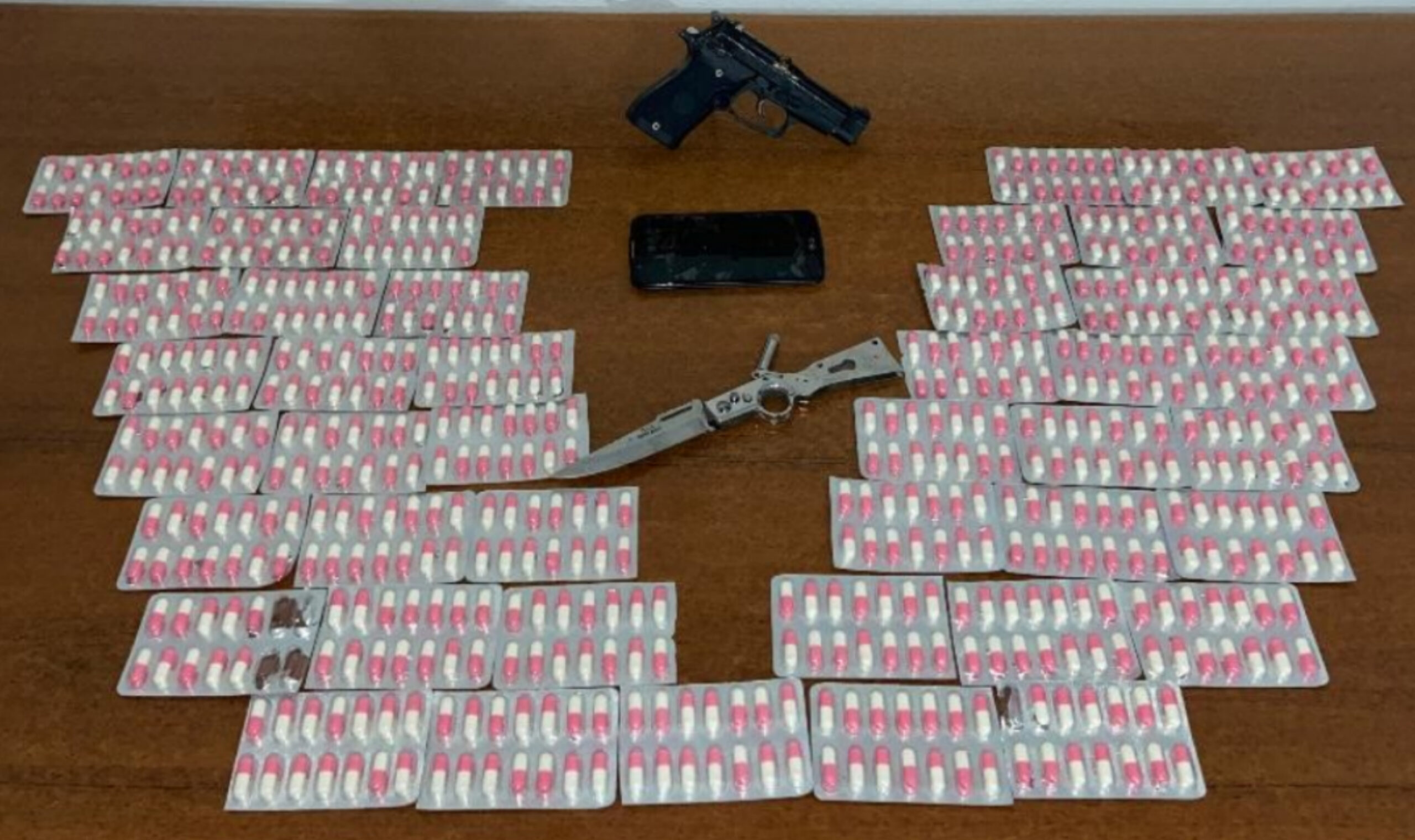 Şüphe üzerine durdurulan araçta 667 adet uyuşturucu hap ele geçirildi