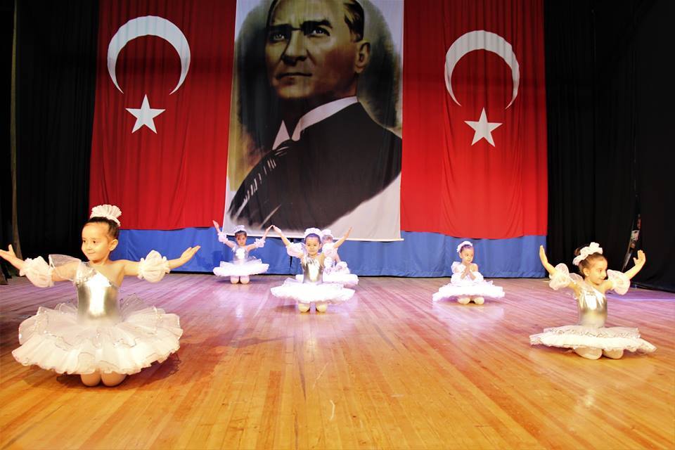 MİNİKLERDEN BÜYÜK GÖSTERİLER