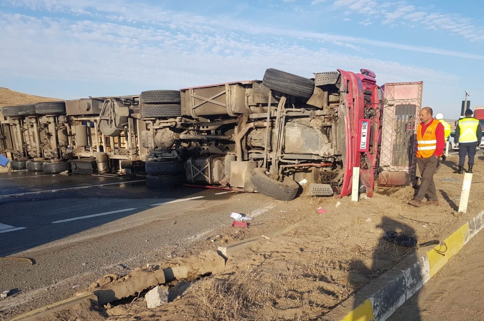 Kırıkkale’de Devrilen Tır Yolu Ulaşıma Kapattı
