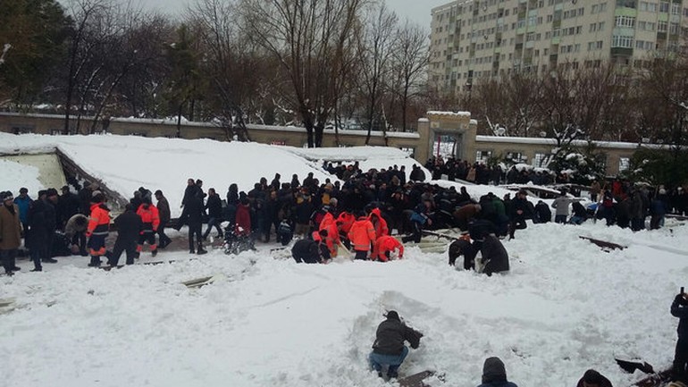 CAMİ’DE NAMAZ KILANLARIN ÜSTÜNE TENTE ÇÖKTÜ