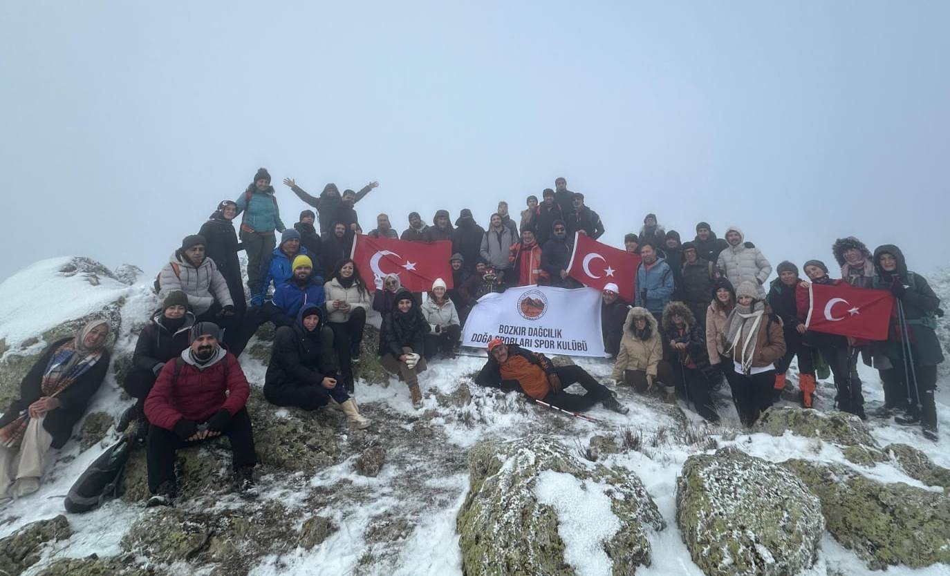 Dağcılar Sisli Zirvede Buluştu