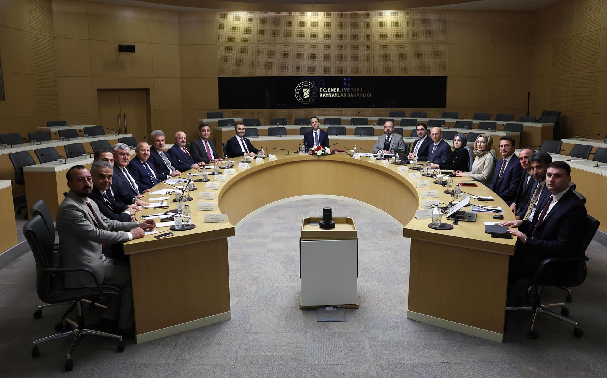 Ak Parti Heyeti Bakan Bayraktar ile görüştü