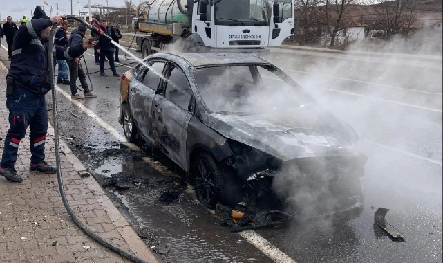 Seyir halindeki ticari taksi yanarak kullanılamaz hale geldi