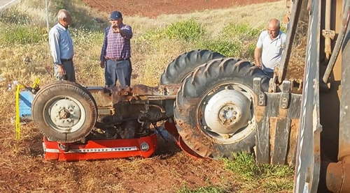 Traktör devrildi: 1 ölü 1 ağır yaralı