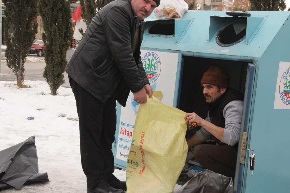 KİTAPLAR GERİ DÖNÜŞÜME GÖNDERİLİYOR