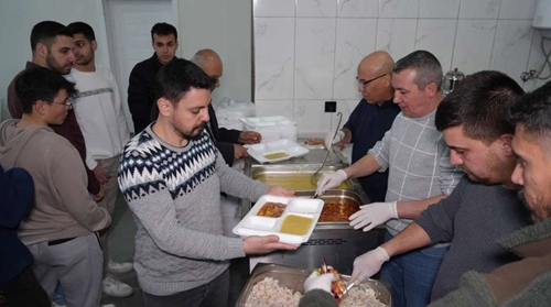 Köy halkı her akşam iftarını beraber yapıyor