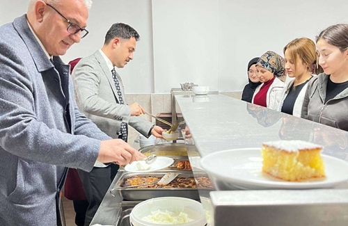 Gençlerle iftar yaptı