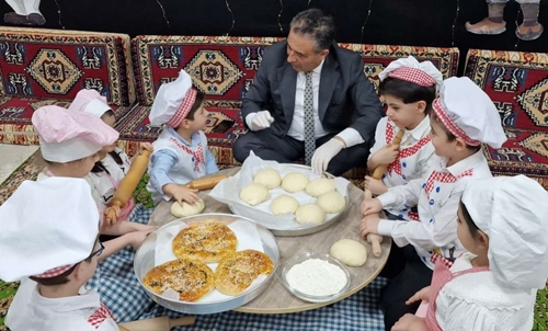 Minik eller hamur açtı